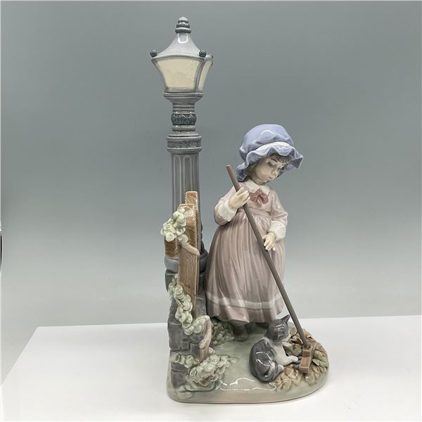 Lladro Porcelain Fall Clean Up Figurine 01005286
