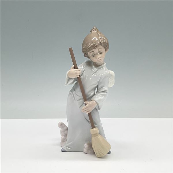 Lladro Porcelain Figurine, Sweep Away The Clouds 01005726
