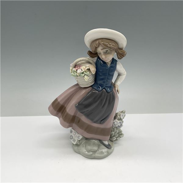 Lladro Porcelain Figurine, Sweet Scent 01005221