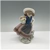 Image 1 : Lladro Porcelain Figurine, Sweet Scent 01005221
