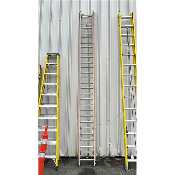 ORANGE WERNER 28' ALUMINUM/ FIBREGLASS EXTENSION LADDER