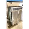 Image 2 : WHIRLPOOL DISHWASHER 17.5"W X 34"H X 20"D