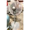 Image 2 : LASKO AIR KING 32" HEAVY DUTY INDUSTRIAL ELECTRIC FLOOR FAN