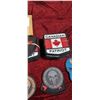 Image 5 : TIN COMES WITH ASSORTED BADGES