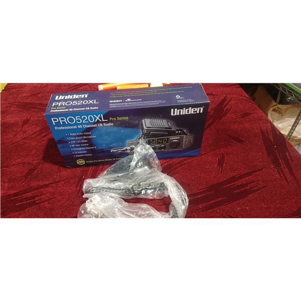 NEW PRO UNIDEN 520XL 40 CHANNEL CB RADIO COMES WITH EXTRA MIC IN BOX