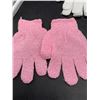 Image 2 : Set of Four Exfoliating Shower Gloves in Assorted Colors