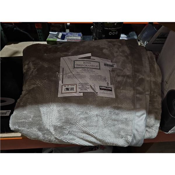 King Plush Blanket by Kirkland Signature – Grey