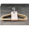 Image 3 : Amazon Basics 15-Pack Velvet Non-Slip Hangers