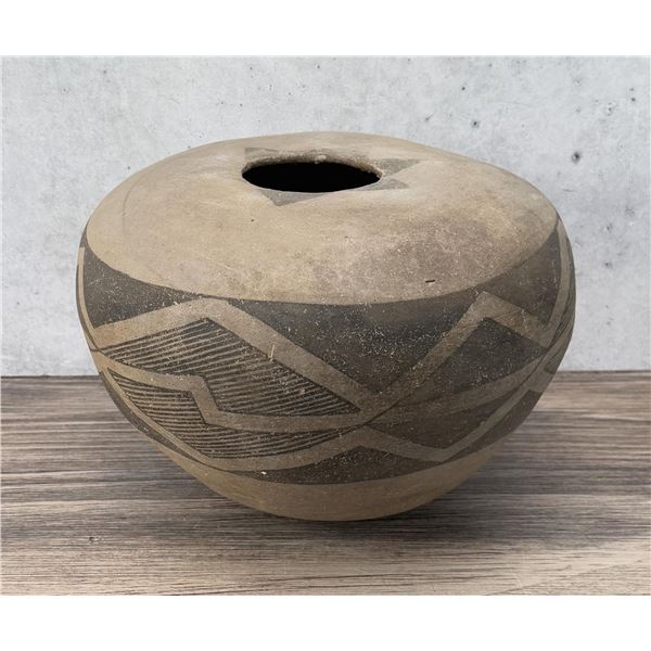 Ancient Anasazi Black on White Seed Jar Pot