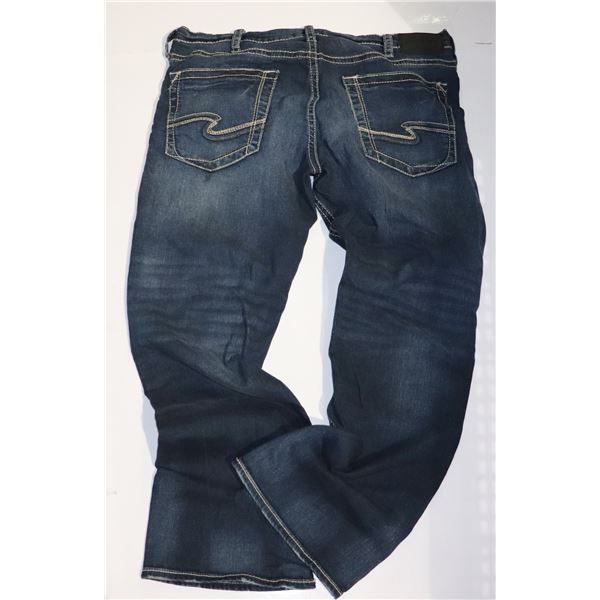 NEW WITH TAGS RELAXED STRAIGHT JEANS SIZE 38W/32L