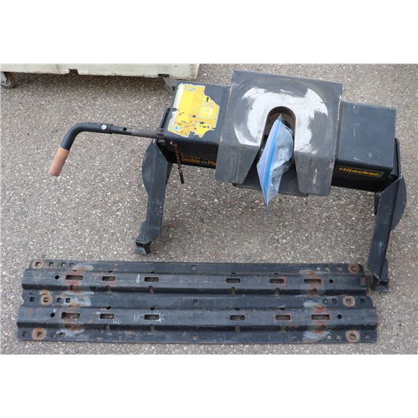 HIJACKER DOUBLE PIVOT 5TH WHEEL HITCH WITH RAILS, VERY GOOD OVERALL