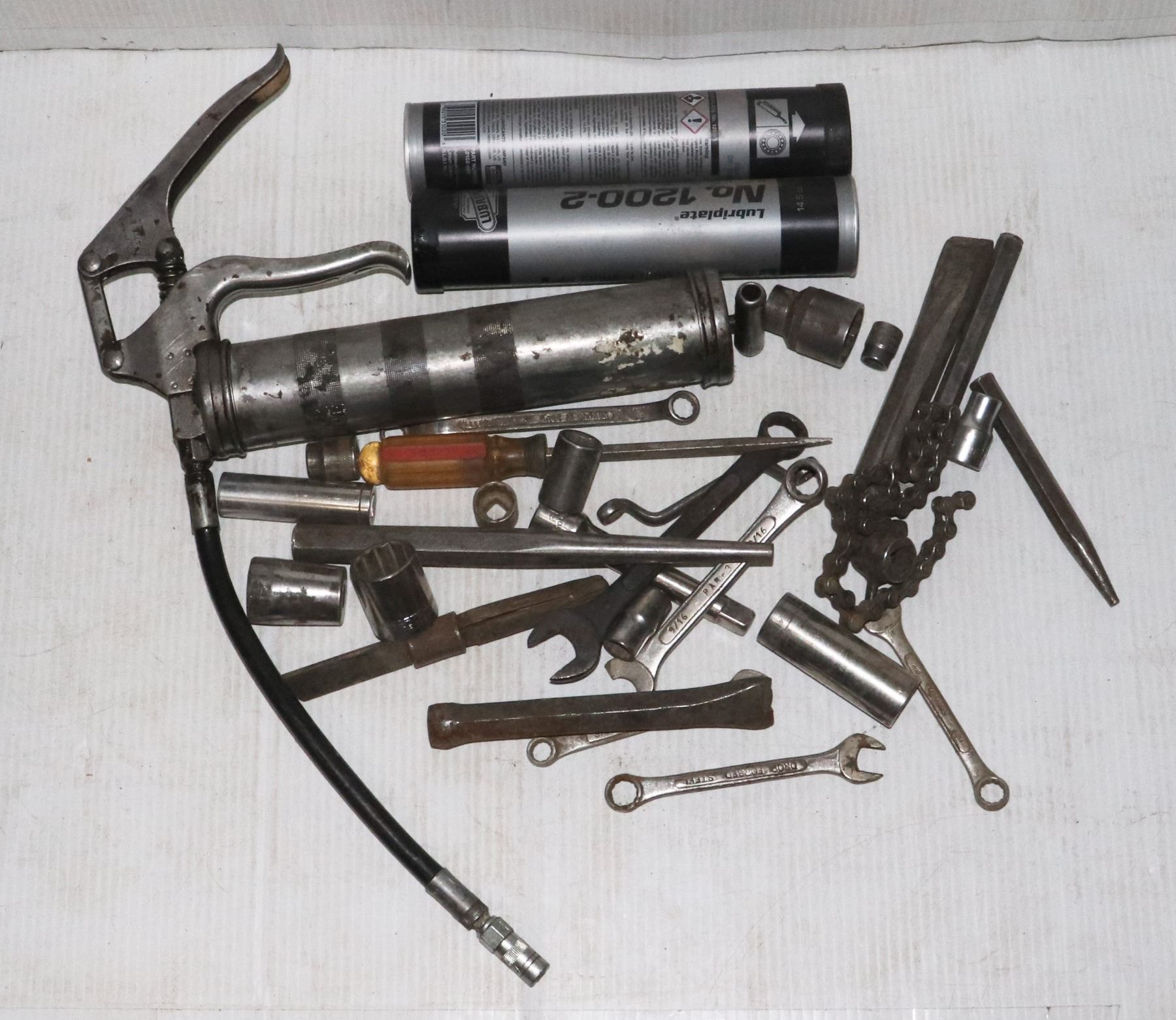 GREASE GUN AND 2 REFILLS WITH ASSORTED