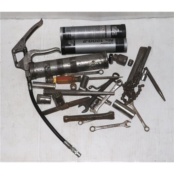 GREASE GUN AND 2 REFILLS WITH ASSORTED
