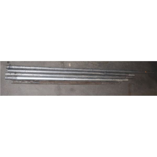 BUNDLE OF ASSORTED LENGTH CONCRETE TOOLS POLES