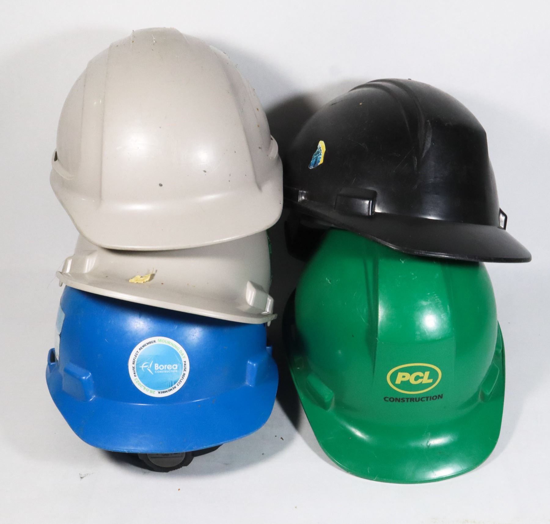 LOT OF CONSTRUCTION HATS