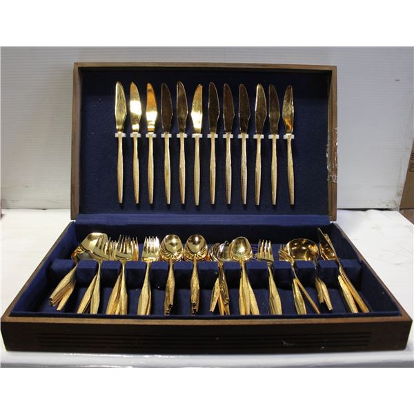 VINTAGE CANTEEN OF GOLD TONE FLORENTINE FLATWARE