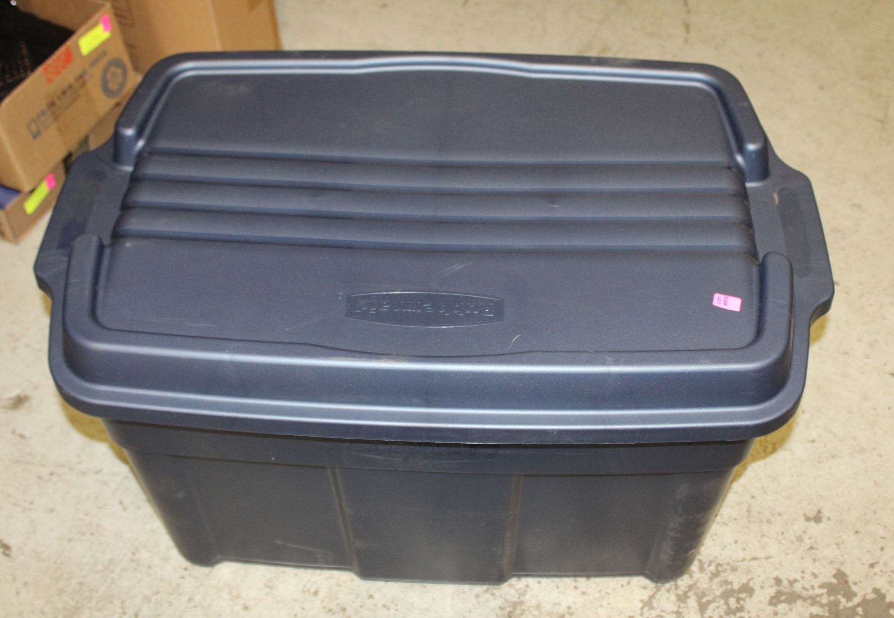 RUBBERMAID ROUGHNECK 140L HIGHTOP TOTE WITH LID
