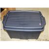 Image 1 : RUBBERMAID ROUGHNECK 140L HIGHTOP TOTE WITH LID