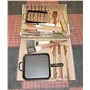 Image 1 : BARBEQUE SET REDWOOD RIB STAND CAST FRY PAN