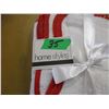 Image 2 : NEW:  3 PIECE HEAVY TOWEL SET (RED & WHITE)