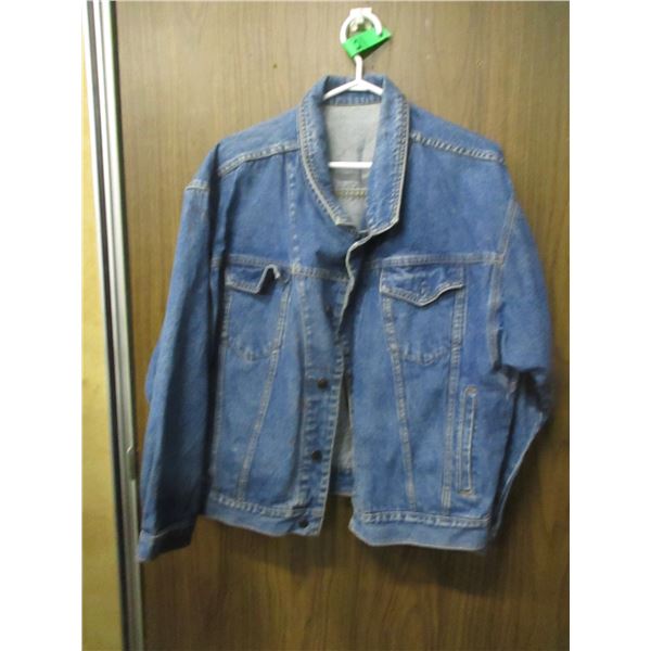 DENIM JACKET (APPROX. SIZE 40)