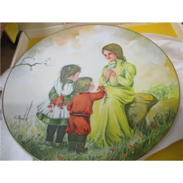 ESTATE/COLLECTABLE:  1976 FIRST EDITION MOTHER'S DAY SERIES "SPRING DELIGHT" PLATE