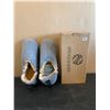 Image 1 : Snug Leaves Mens Fuzzy Sherpa Slippers - Light Gray