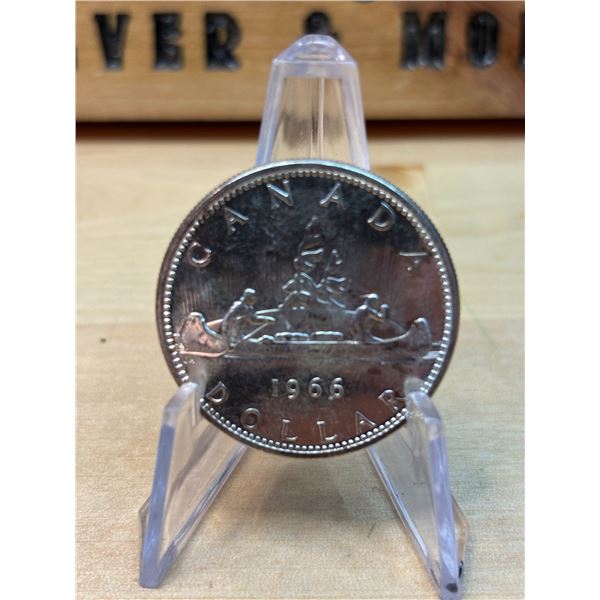 Lot 61-1) 1 Canadian silver Dollar 1966