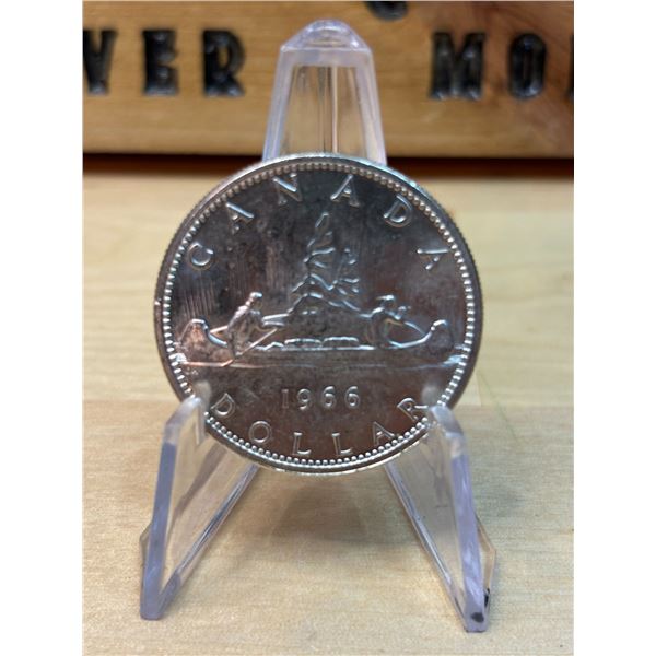 Lot 105-1) 1 Canadian silver Dollar 1966
