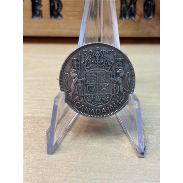 Lot 130-1) Canadian silver 50c 1944