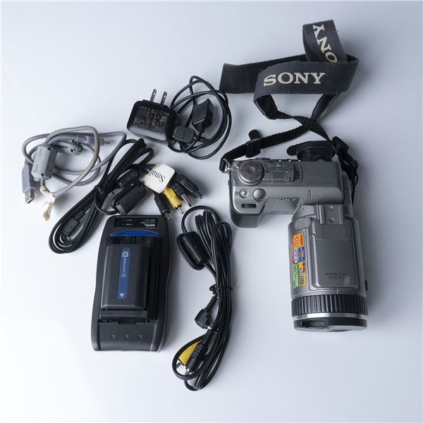Sony DSC-F707 Digital Camera, Carl Zeiss Lens w Accessories