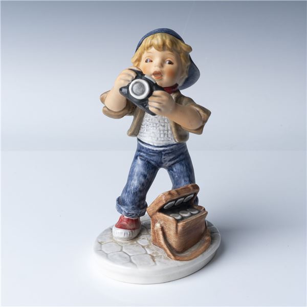 Hummel Goebel Figurine Today's Children, Young Photographer