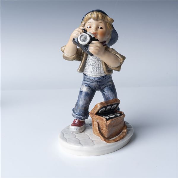 Hummel Goebel Figurine Today's Children, Young Photographer