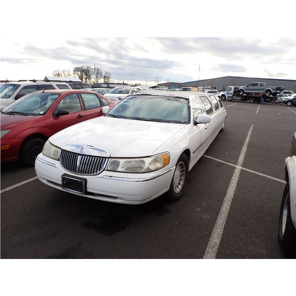 2000 Lincoln Town Car RUNS WITH MECHANICAL PROBLEMS