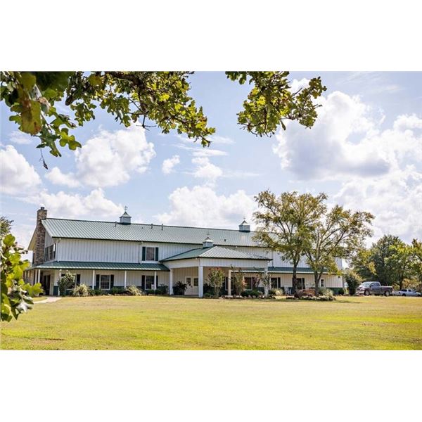 Choctaw Hunting is offering a 2Day/3Night hunt for 1 hunter & 3 observers. Choice of trophy animal