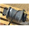 Image 7 : TRACK HOE ROLLER AND PIN