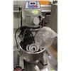 Image 1 : GLOBE 20 QT MIXER W/ ATTACHMENTS