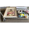 Image 2 : SHELF LOT OF ARTWORK, HOME DECOR AND MORE