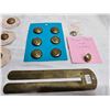 Image 4 : LOT OF MILITARY SERVICE BUTTONS/BRASS POLISHING STICK