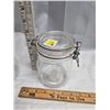 Image 3 : 2 GLASS CANISTERS.  1/2 L & 3/4 L.