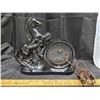 Image 2 : VINTAGE MCM LANSHIRE BLACK BEAUTY STALLION HORSE CLOCK. 10" HIGH