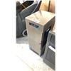 Image 2 : STAINLESS STEEL ICECUBE ICE MACHINE D14" X W11" X H29"