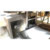 Image 2 : 2 STAINLESS STEEL AND 1 CERAMIC SINKS