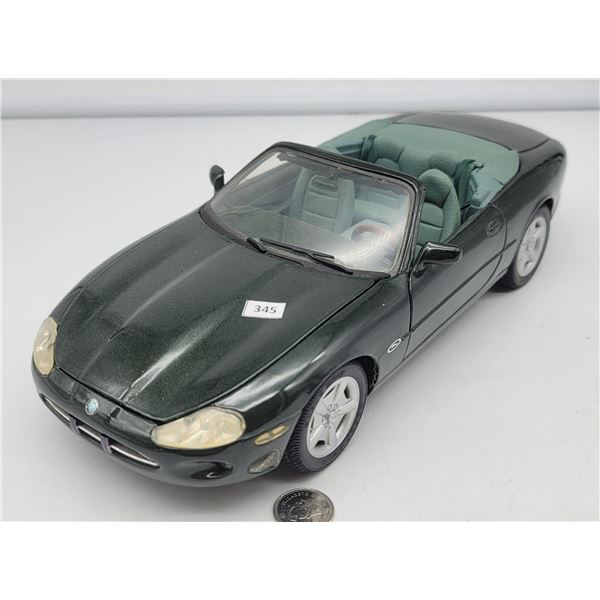 Maisto Jaguar XK 8  Green 1/18 Scale