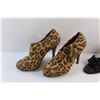 Image 5 : (2) Pairs of Ladies Heels - Size 6 1/2W and Plush Slippers