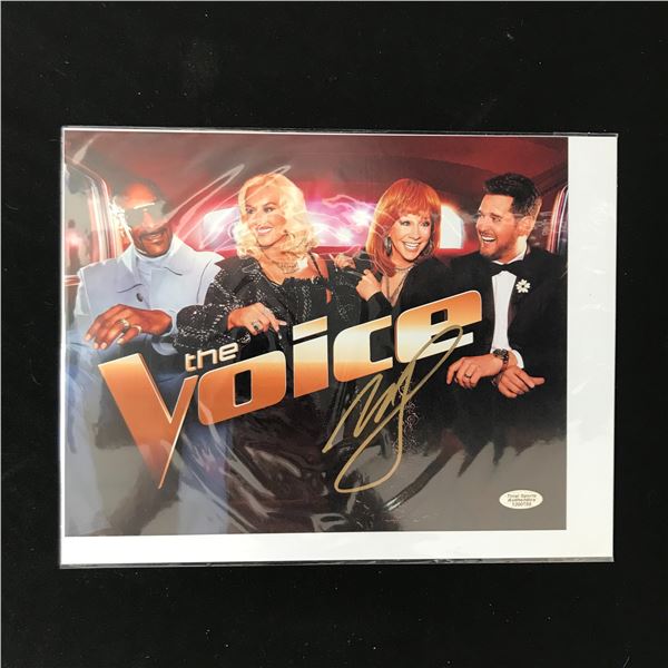 REBA MCENTIRE SIGNED "THE VOICE" 8X10 PHOTO (TOTAL SPORTS AUTHENTICS COA)
