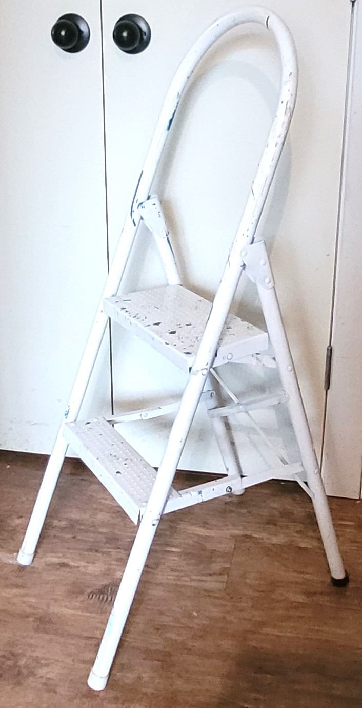 4) FOLDING 2 RUNG STEP LADDER.