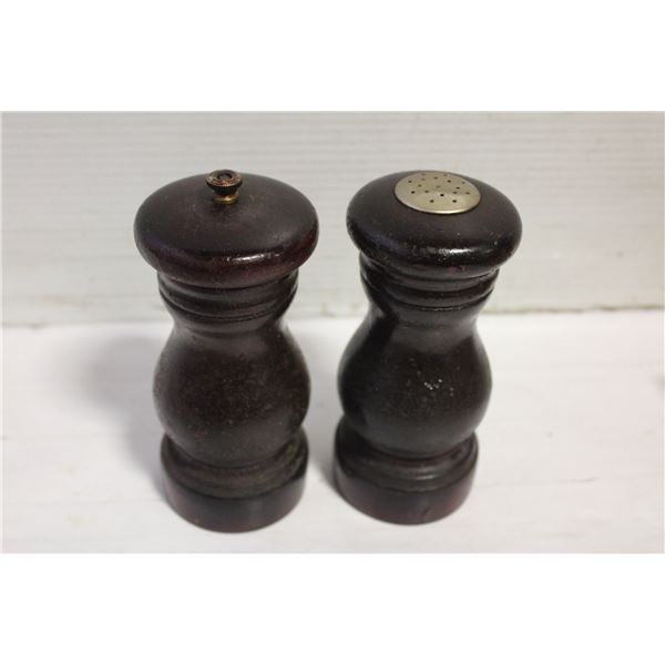 VINTAGE BARIBOCRAFT CANADA WOODEN SALT & PEPPER &