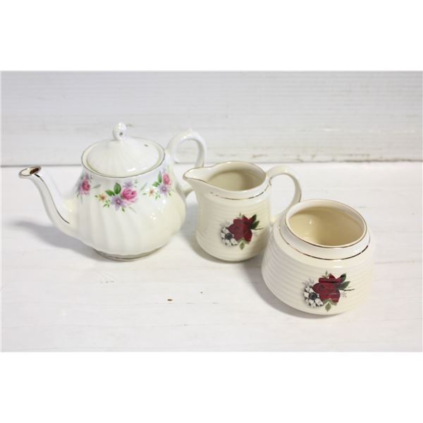 SADLER ENGLISH FINE CHINA WITH GOLD TRIM, 1940S: