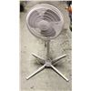 Image 1 : WHITE 3 SPEED OSCILATING FLOOR FAN